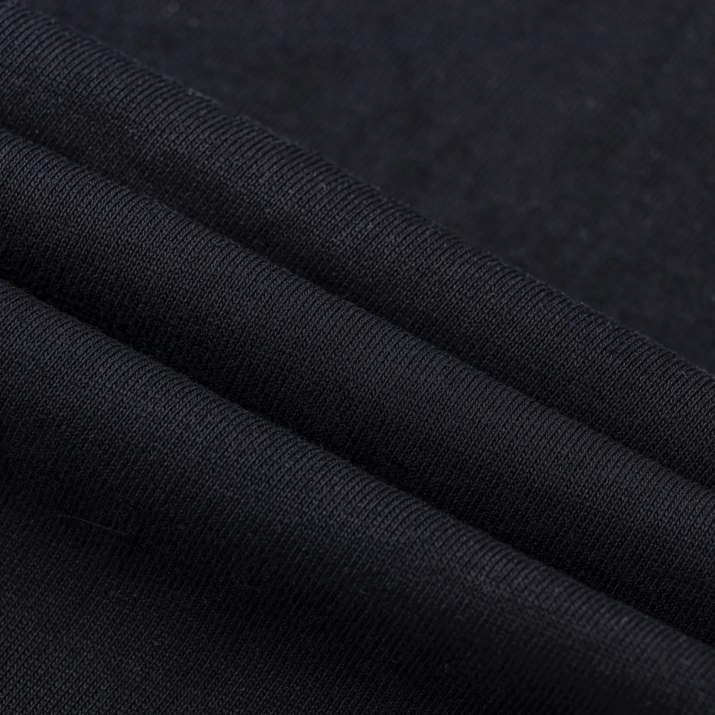P126 Style number: 509 Ralph Lauren/Ralph Lauren 25ss simultaneously launches one-color horse embroidery round neck short sleeves. The main logo on the neck has a QR code mark, which can be scanned for verification, and the detailed horse logo embroidery is all high-density, all made with imported Tajima machines, which distinguishes low-quality products on the market. 32 counts, 240g hydrophilic toner, 100% cotton fabric, comfortable and soft, highly breathable, focusing on high-end cost-effectiveness, needless to say good quality. Available in a variety of colors, both boys and girls can try this genderless style, giving them a yuppie tone in no time. Immerse yourself in your leisurely style, and have your own style in retro. Natural, vivid, and very French romantic feelings perfectly integrate the youthful atmosphere with the trend. The clever embellishment of the horse logo embroidery carries all the eye-catching points. Color: black, white, navy blue, light gray Size: S-xL S Shoulder width 44 Bust 100 Sleeve length 22 Clothing length 68 M Shoulder width 46 Bust 104 Sleeve length 23 Clothing length 70 L Shoulder width 63 Bust 108 Sleeve length 24 Clothing length 72 xL Shoulder width 50 Bust 112 Sleeve length 25 Clothing length 74